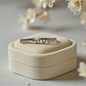 Elegant Gold Tiara Ring Design